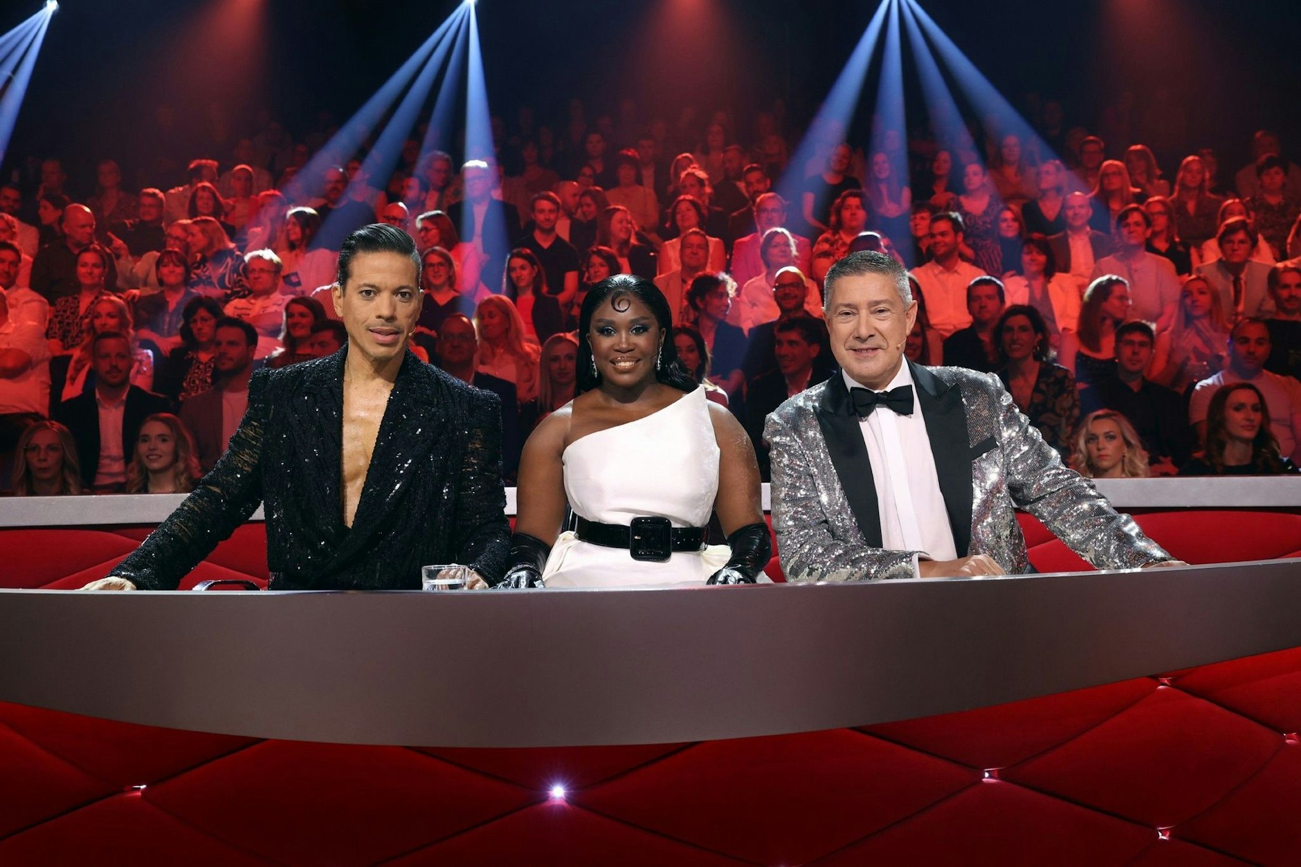 Wer die „Let’s Dance“-Jury mit Jorge González, Motsi Mabuse und Joachim Llambi (l-r). live erleben will, muss sich rechtzeitig um Tickets bemühen.