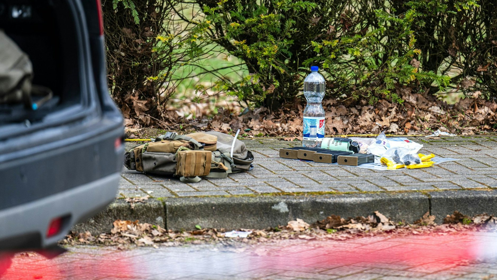 Gegenstände liegen neben einem Auto in der Nähe einer Kaserne. Ein Bundeswehrsoldat hatte vier Menschen erschossen.