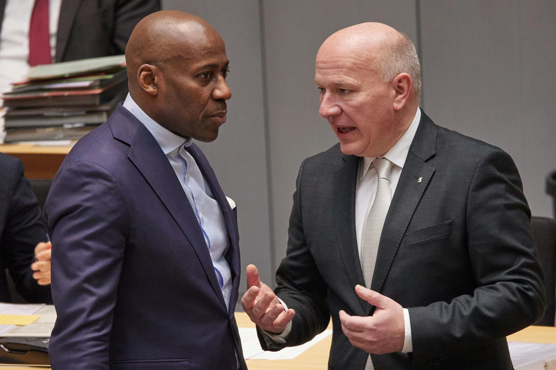 Joe Chialo (l, CDU), Berlins Kultursenator, und Kai Wegner (CDU), Regierender Bürgermeister, kommen zu einer Plenarsitzung ins Berliner Abgeordnetenhaus.