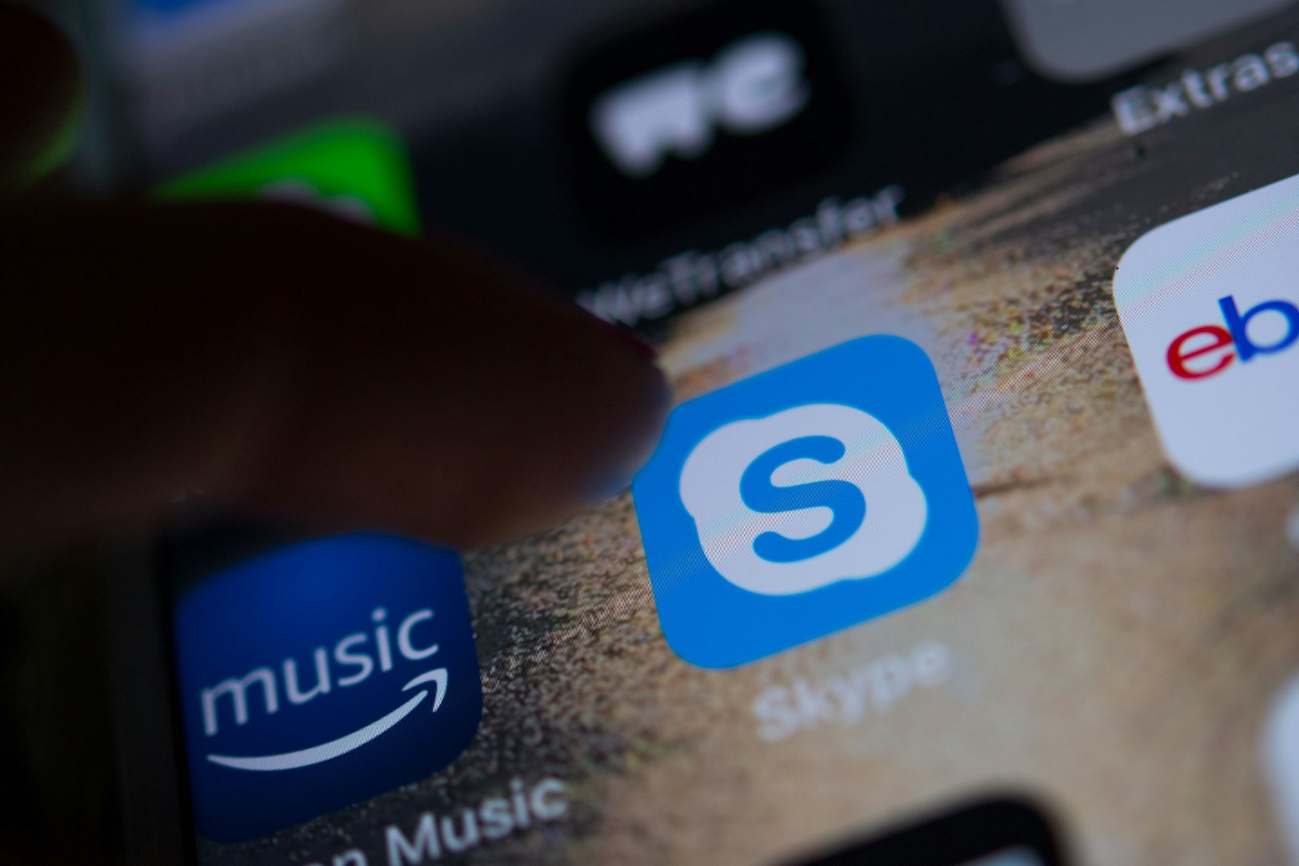 Das Logo der App des Messengers Skype ist auf dem Display eines Smartphones zu sehen.