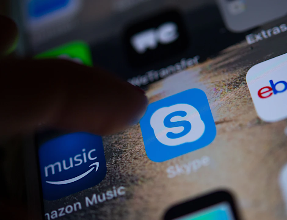 Das Logo der App des Messengers Skype ist auf dem Display eines Smartphones zu sehen.