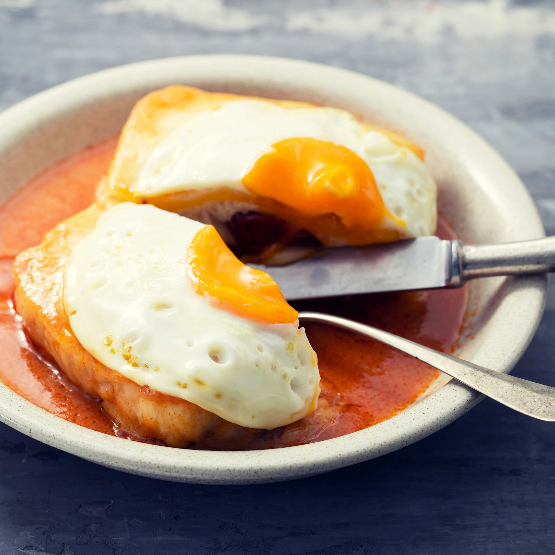 Einige Leckermäuler essen das „Warme Eckchen“ mit Spiegelei.