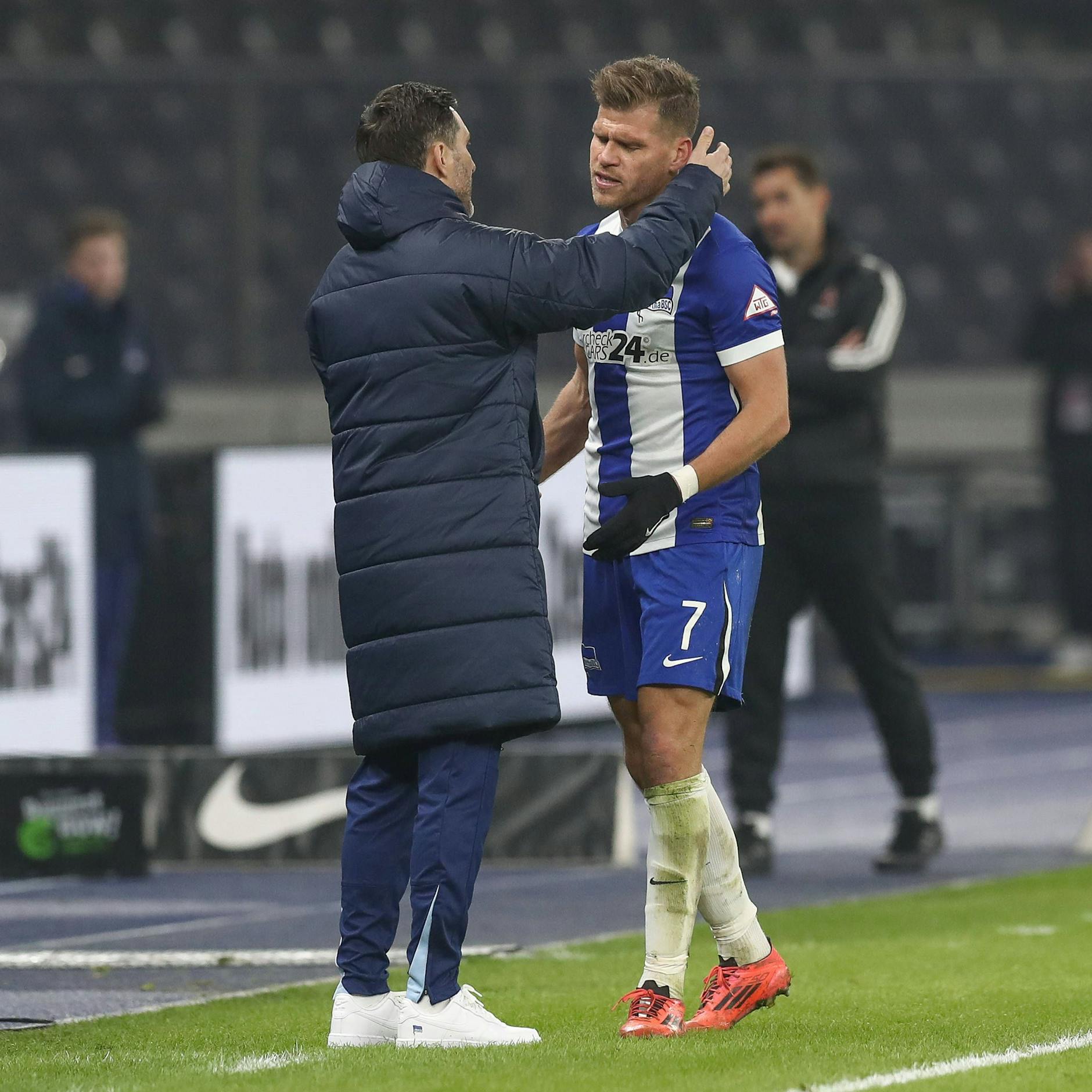 Nicht verzagen! Herthas neuer Trainer Stefan Leitl macht Stürmer Florian Niederlechner Mut.