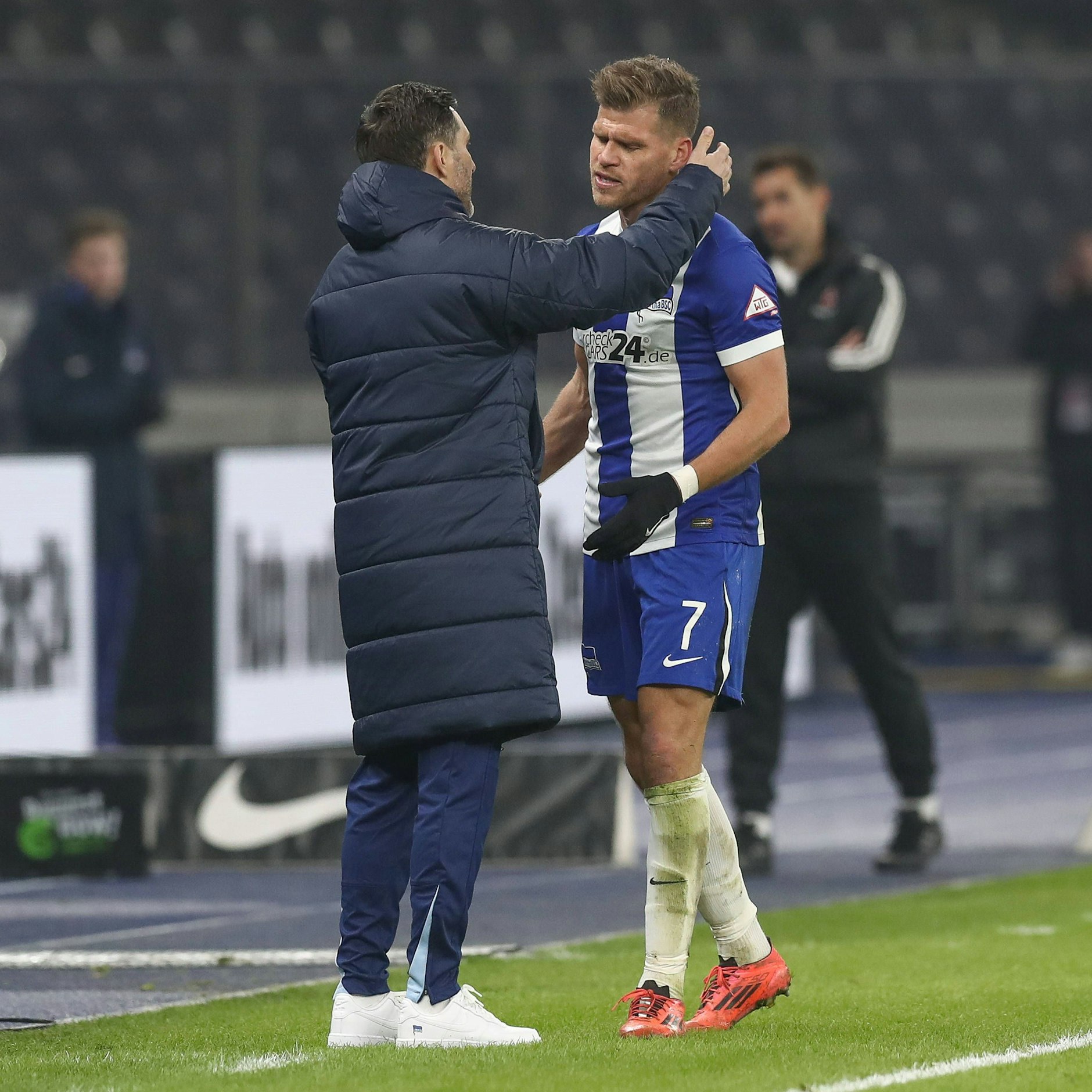 Nicht verzagen! Herthas neuer Trainer Stefan Leitl macht Stürmer Florian Niederlechner Mut.