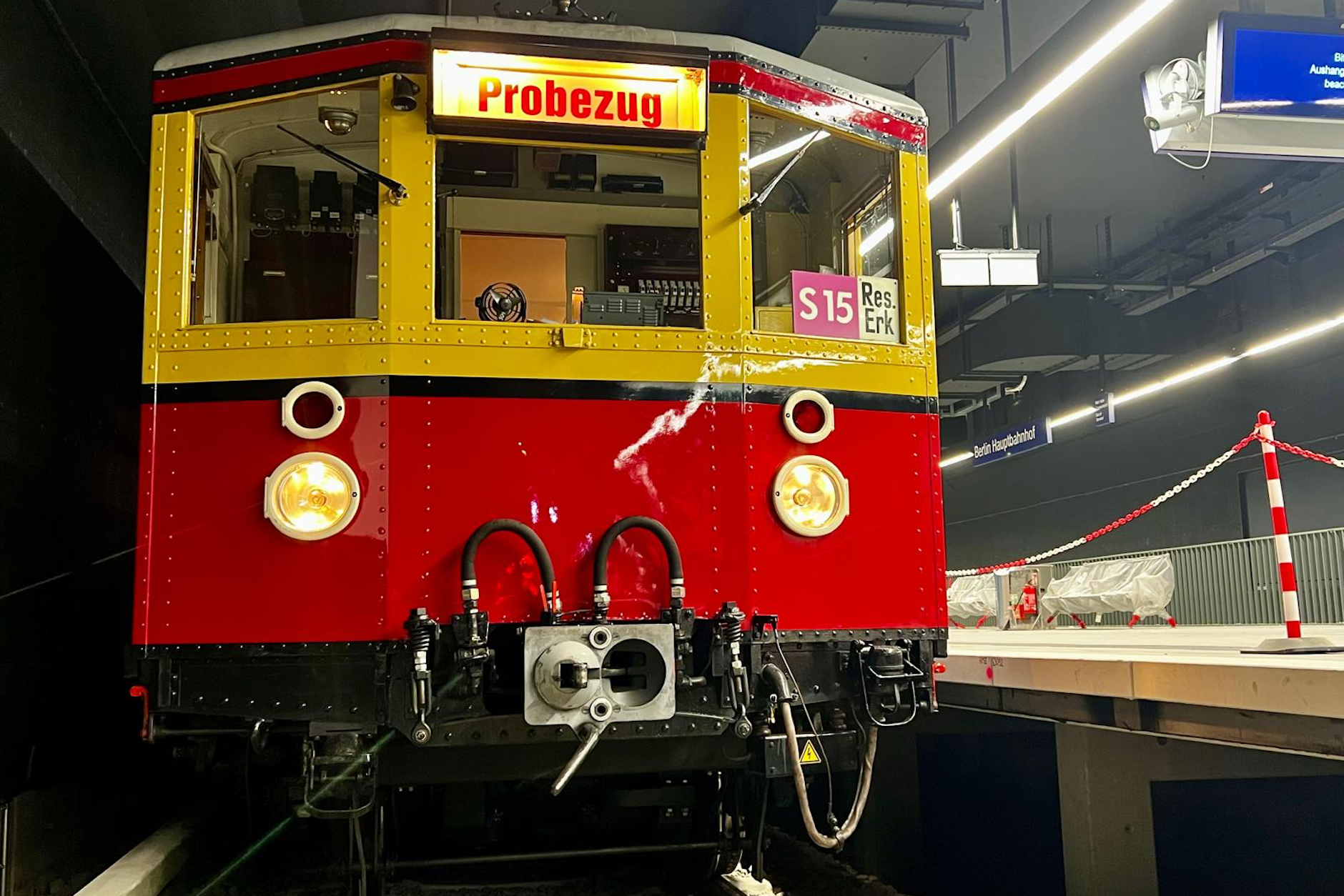 Eine Premierenfahrt der besonderen Art: Im Februar 2025 steht eine historische S-Bahn mit vier Wagen von 1928 und 1938 im neuen S-Bahnhof Hauptbahnhof (tief) in Mitte. Sie war für Messfahrten auf der neuen Strecke unterwegs. Bis reguläre Züge fahren, wird es aber noch dauern.