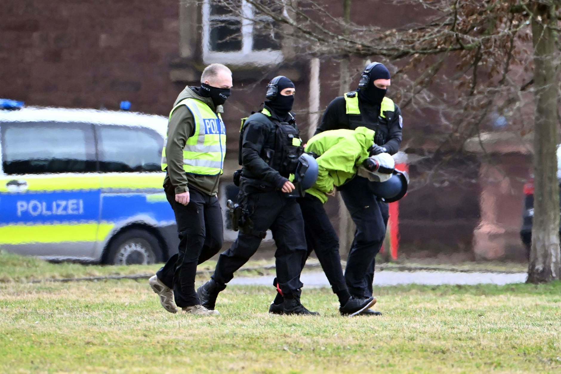 Der Tatverdächtige der Messerattacke am Holocaust-Mahnmal in Berlin wird zu einem Hubschrauber geführt. Zuvor hatte er einen Haftprüfungstermin beim Bundesgerichtshof (BGH).