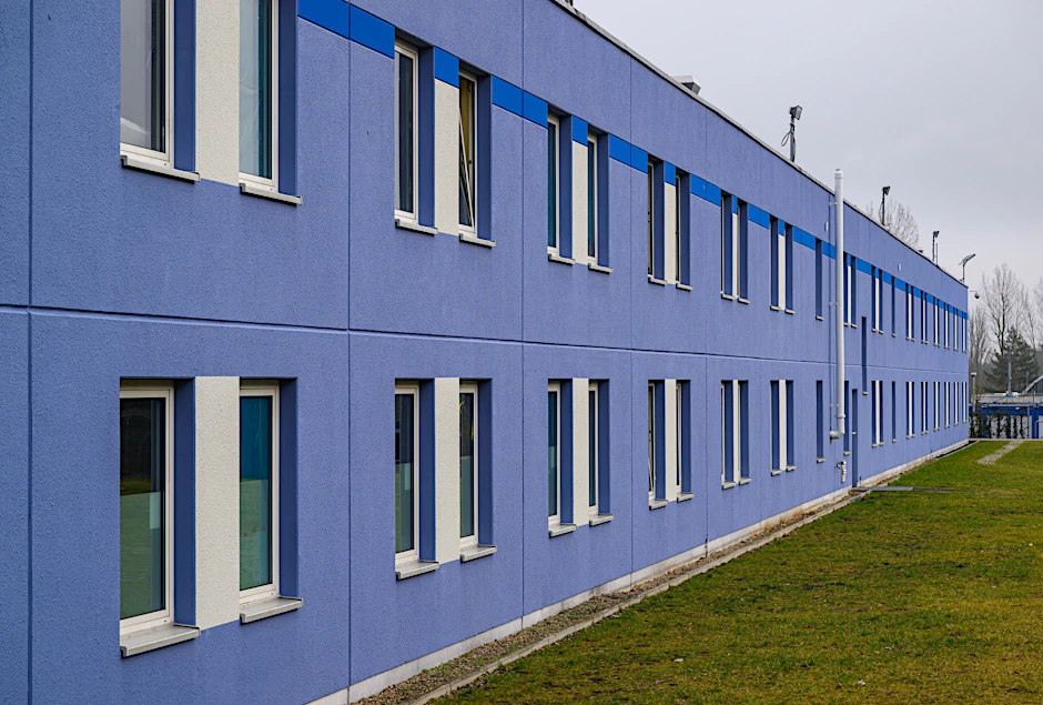Auf dem Gelände der Zentralen Ausländerbehörde des Landes Brandenburg (ZABH) steht ein Gebäude, das künftig als „Dublin-Zentrum“ für ausreisepflichtige Männer genutzt werden soll.