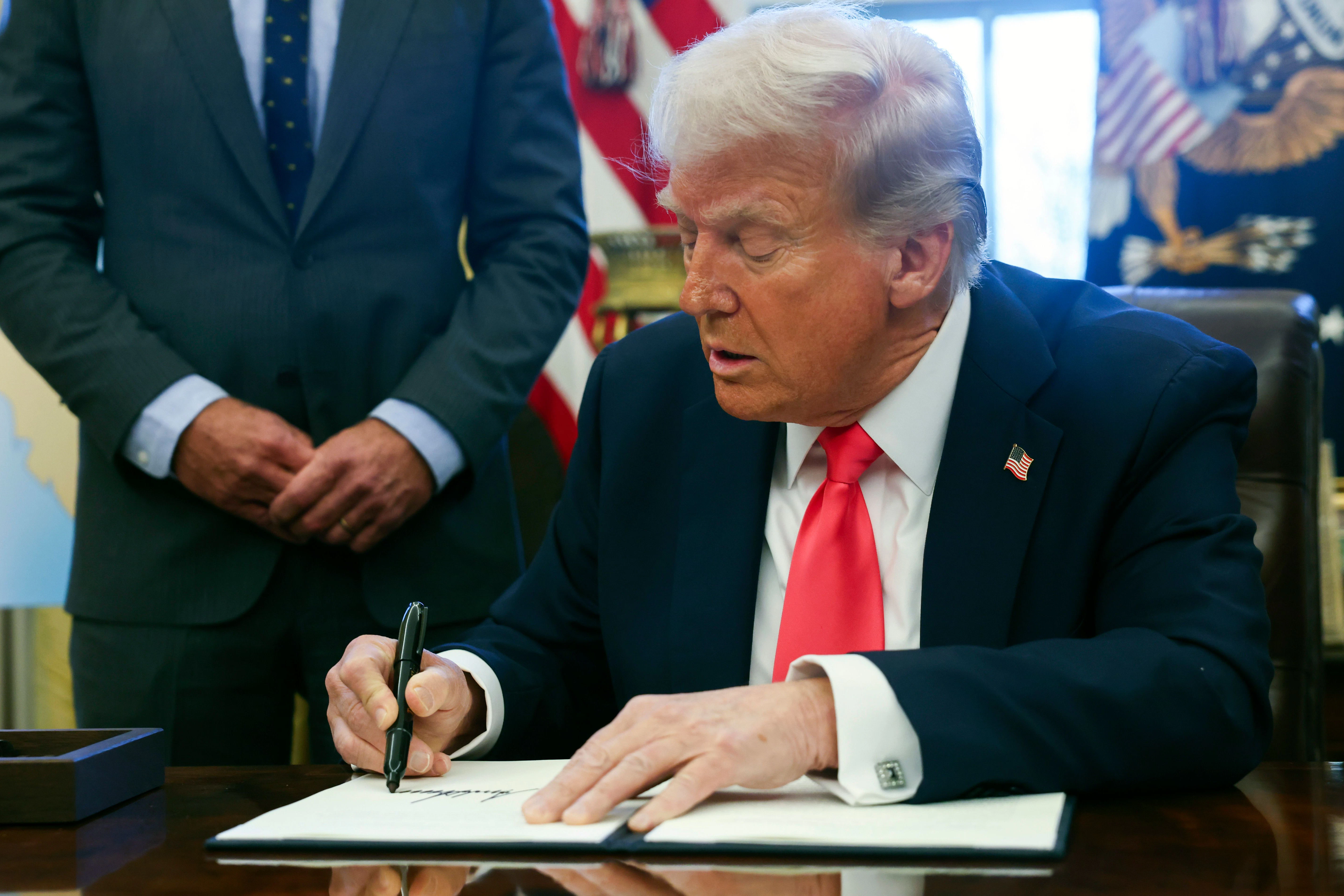 Trump unterschreibt ein Dekret im Weißen Haus.