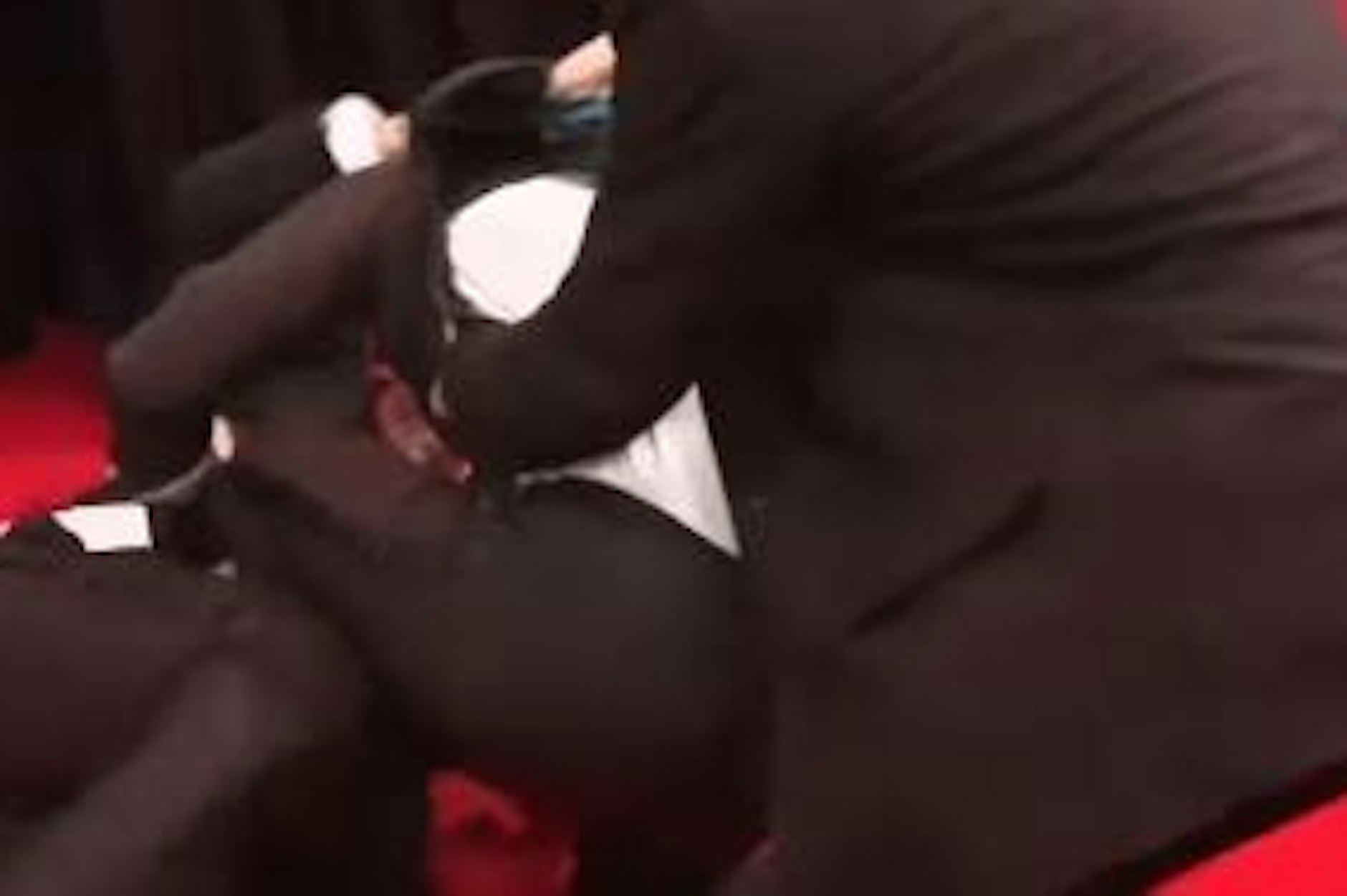 Die Kontrahenten prügeln sich auf dem roten Teppich beim Opernball.