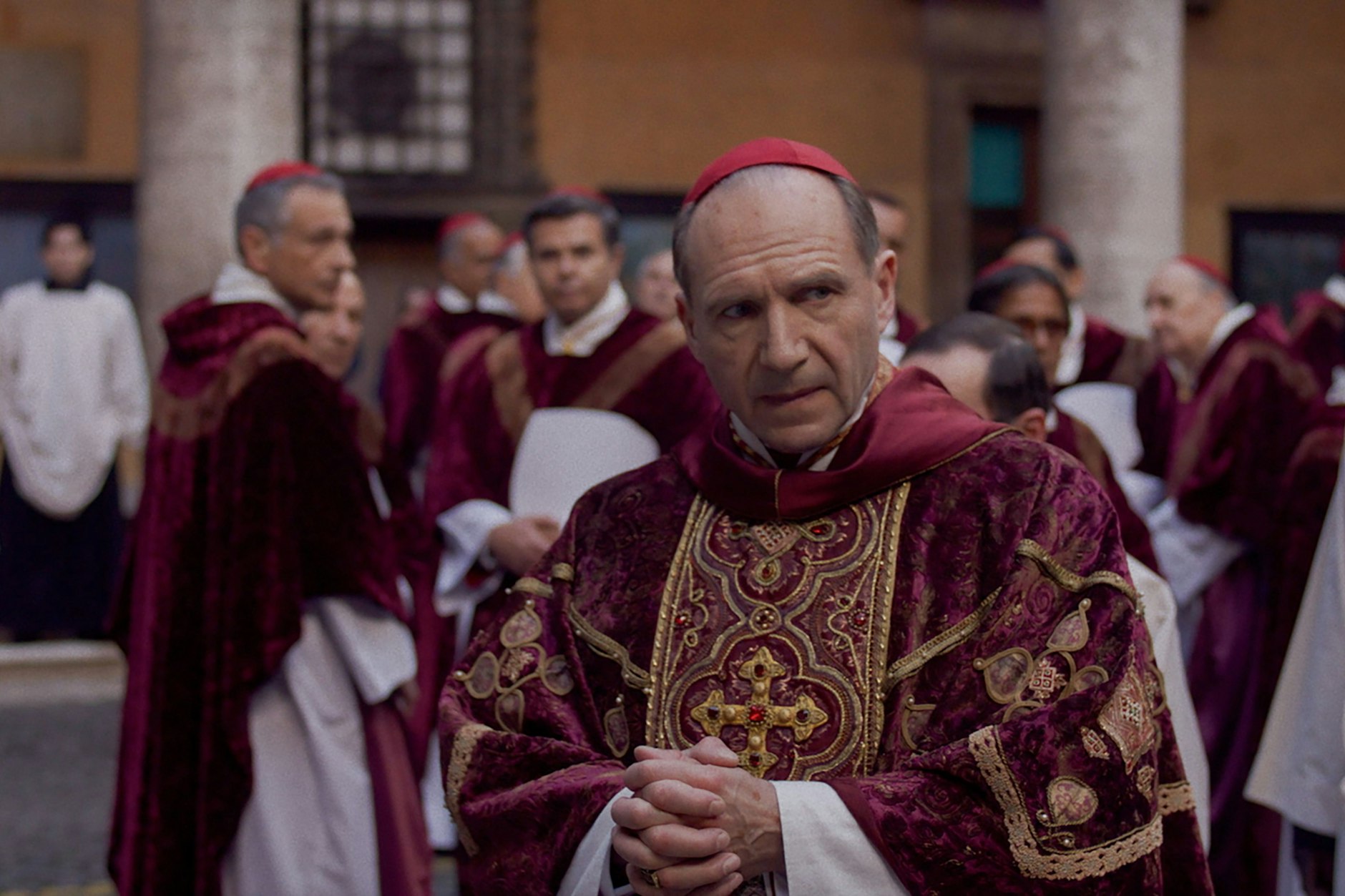 Ralph Fiennes als Cardinal Lawrence in einer Szene des Films „Konklave“.