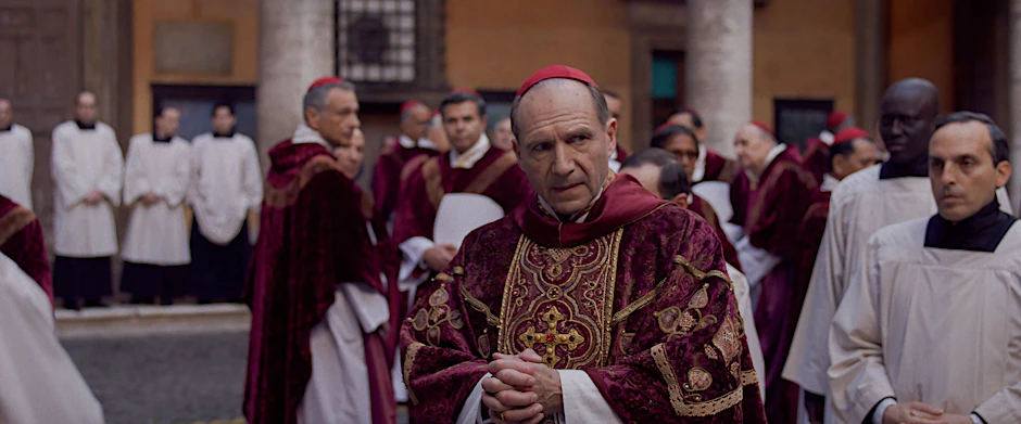 Ralph Fiennes als Cardinal Lawrence in einer Szene des Films „Konklave“.