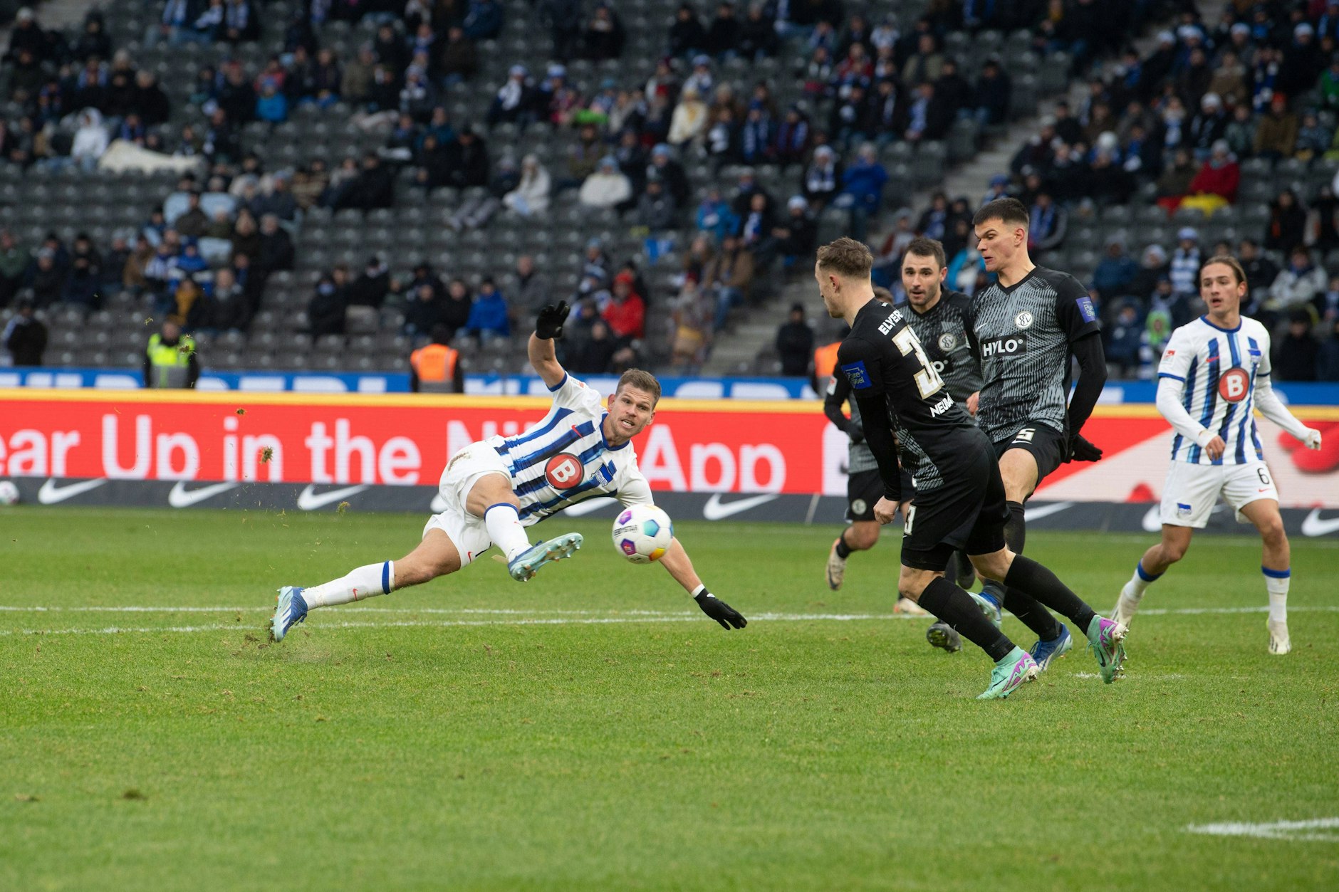 Am 3. Dezember 2023 gelang Herthas Stürmer Florian Niederlechner beim 5:1 gegen Elversberg ein Hattrick.