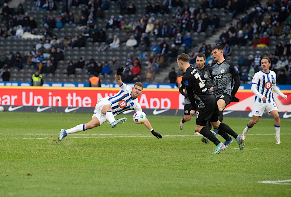 Am 3. Dezember 2023 gelang Herthas Stürmer Florian Niederlechner beim 5:1 gegen Elversberg ein Hattrick.