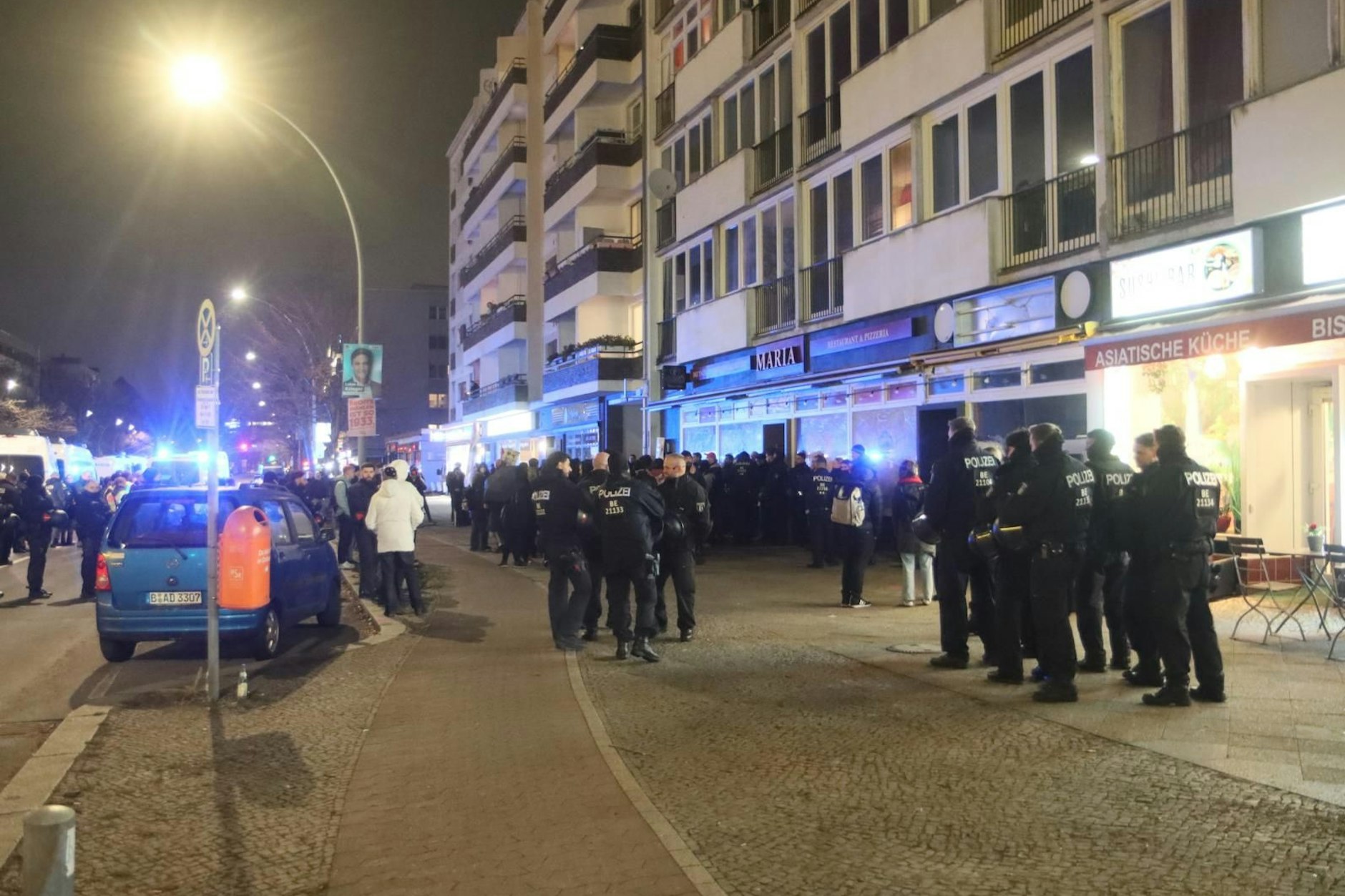 Starke Polizeipräsenz vor einem Bistro in Wilmersdorf. Hier fand eine Veranstaltung mit dem Rechtsextremen Martin Sellner statt.
