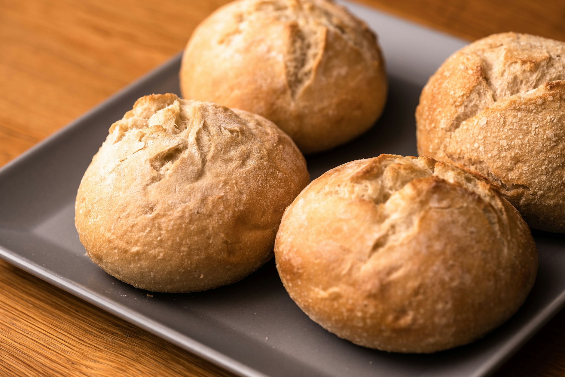 Mit unserem Blitz-Rezept backen Sie frische Brötchen in nur 10 Minuten selbst.