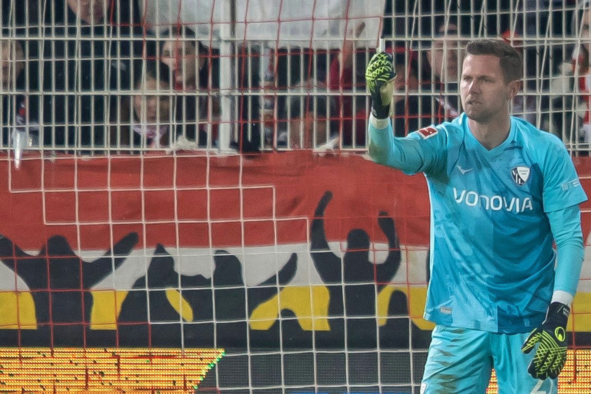 Feuerzeug-Skandal beim 1. FC Union: Bochums Torwart Patrick Drewes zeigt im Spiel an der Alten Försterei ein Feuerzeug, mit dem er am Kopf getroffen wurde.