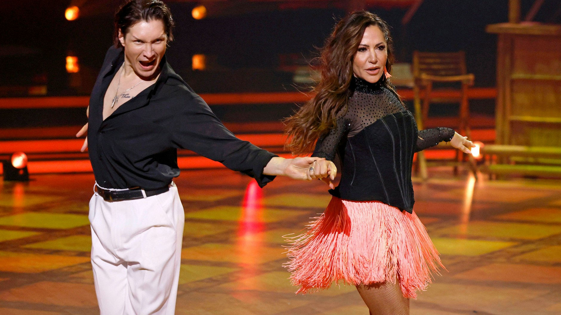 Schauspielerin Simone Thomalla und Profitänzer Evgeny Vinokurov tanzen zusammen bei „Let's Dance“.