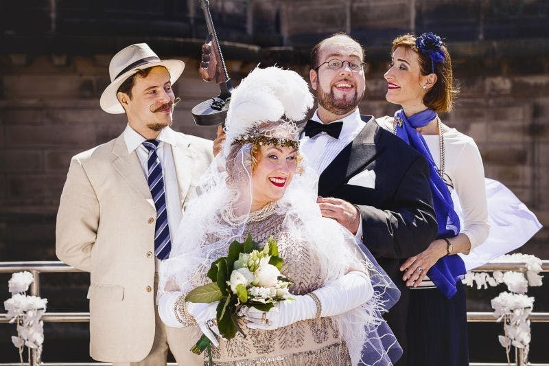 <strong>Ganovenhochzeit: </strong>Es wird gesungen und gefeiert – doch plötzlich geschieht ein Mord an Bord. Bei der Aufklärung brauchen wir Ihre Hilfe!