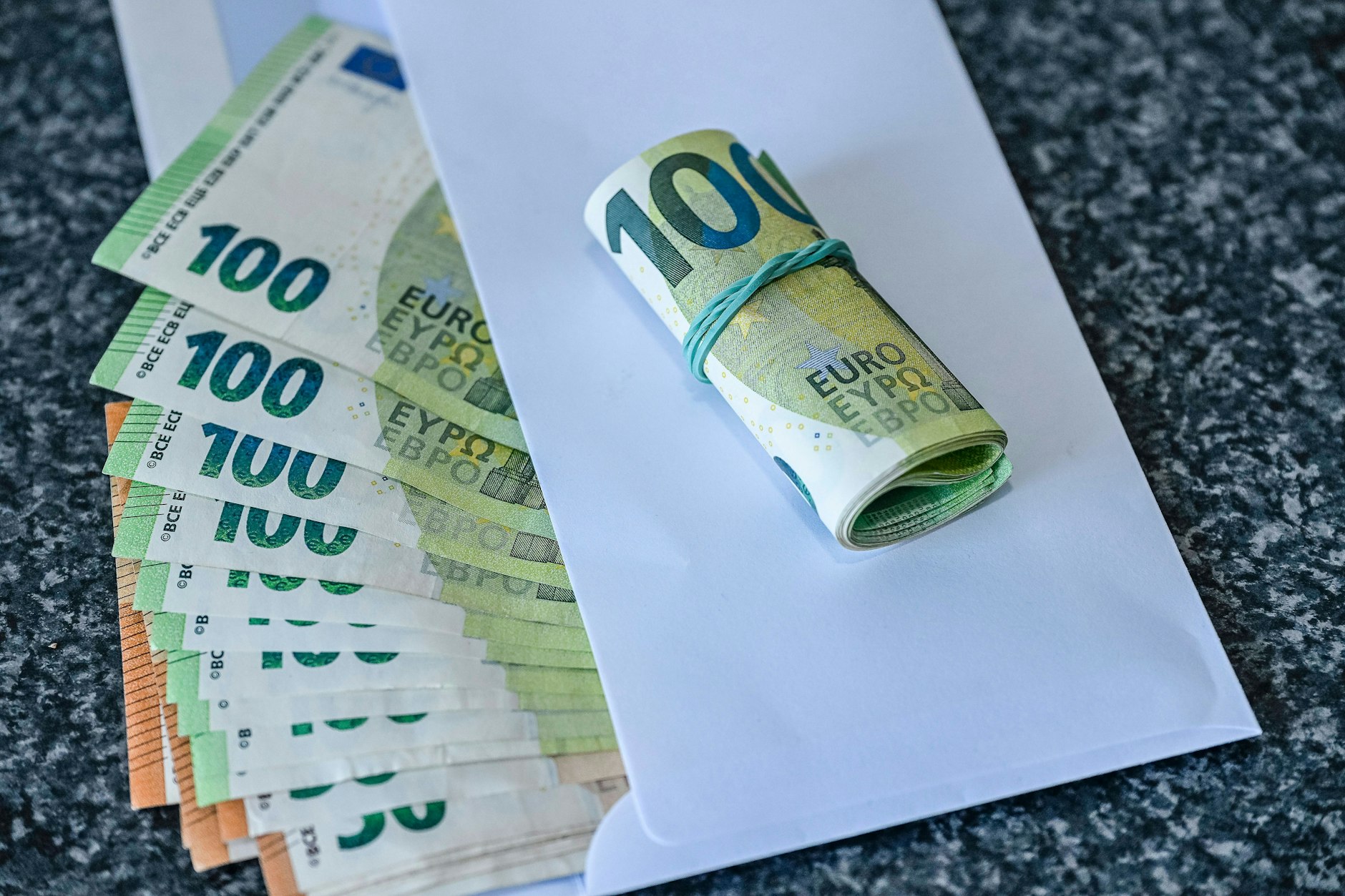 Hertha BSC und das liebe Geld. Der Klub versucht gerade, der Finanznot zu entkommen.