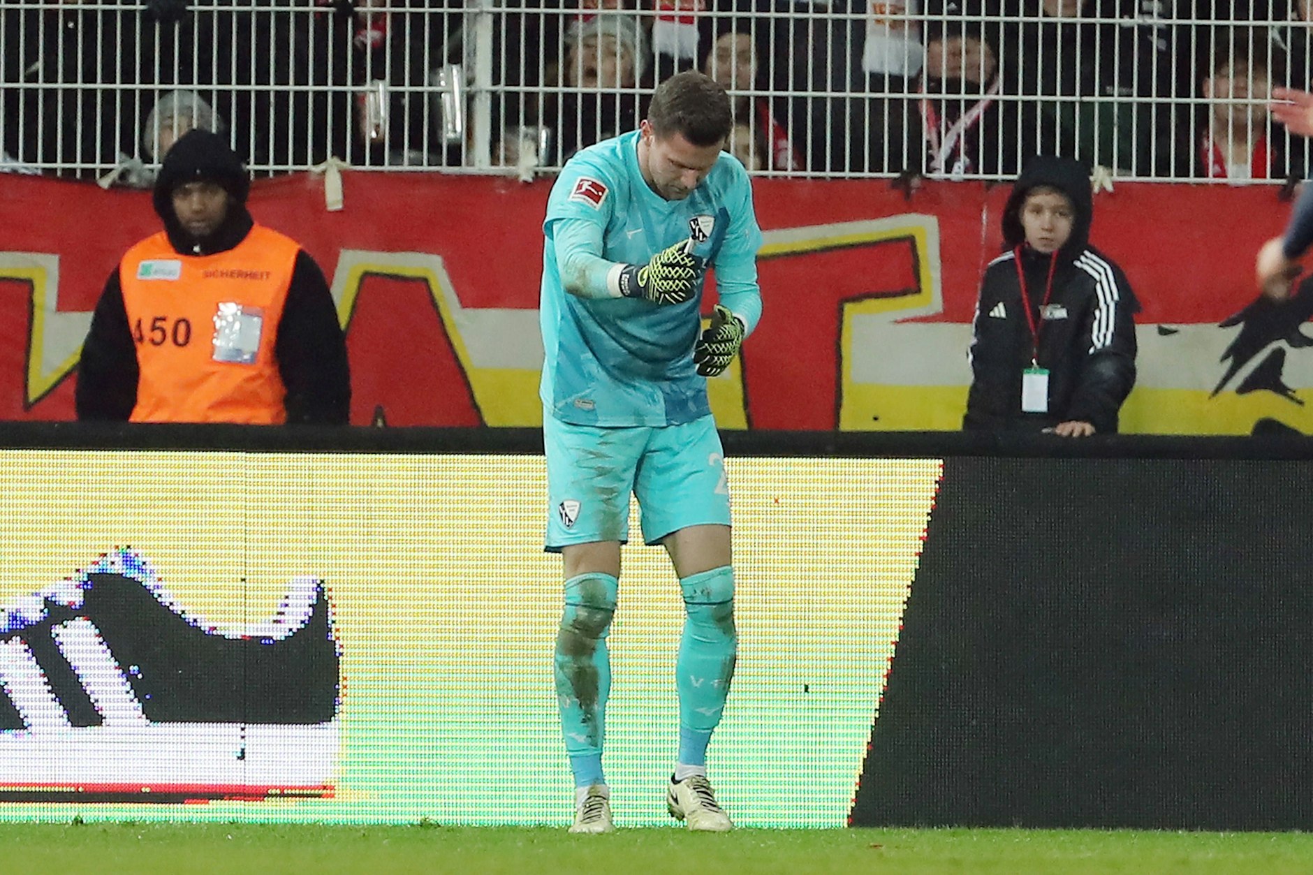 Bochums Torwart Patrick Drewes wurde im November beim Spiel gegen den 1. FC Union von einem Feuerzeug leicht getroffen.