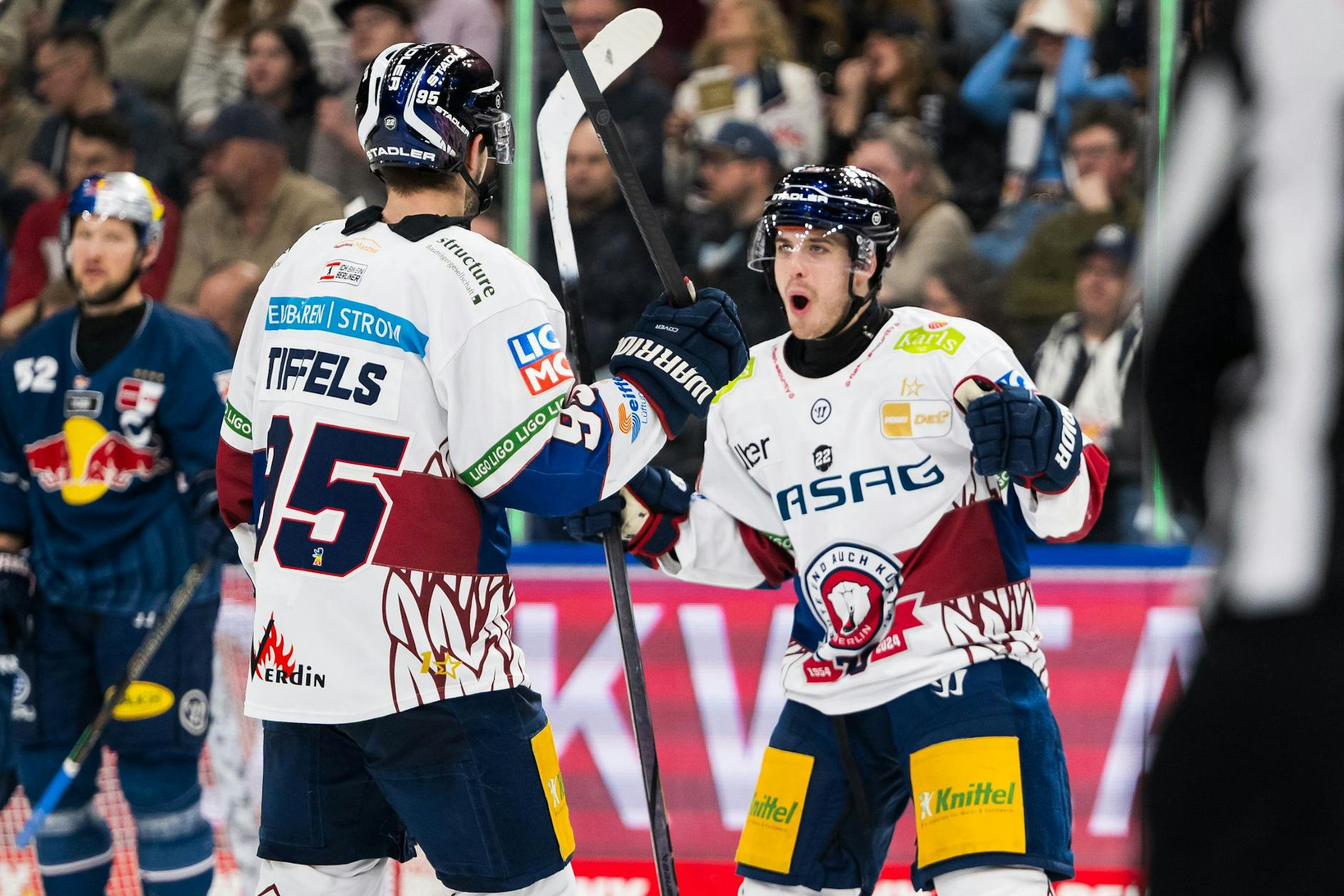 Ty Ronning (r.) feiert sein 2:2 bei Red Bull München zusammen mit Vorlagengeber Freddy Tiffels.