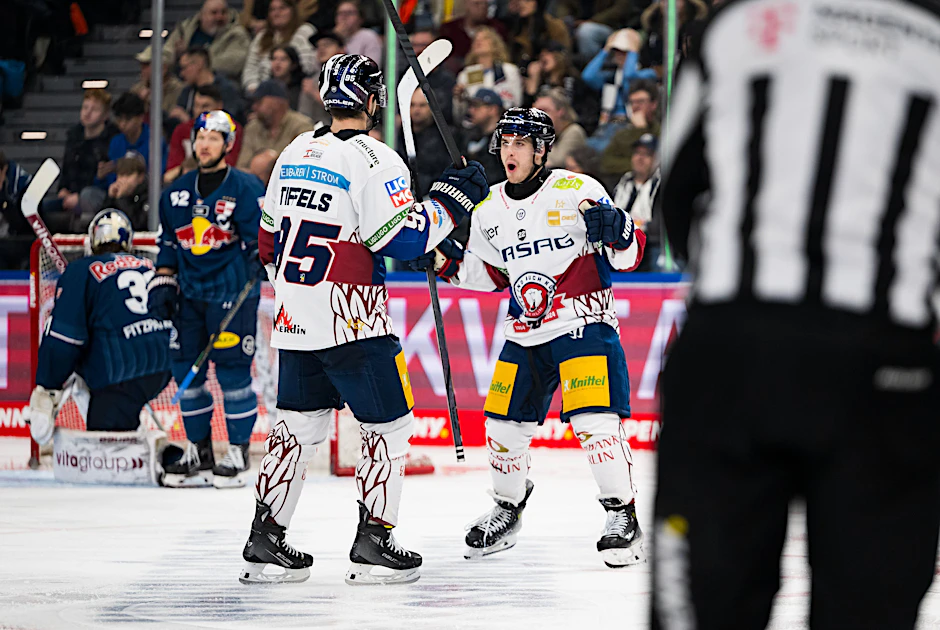 Ty Ronning (r.) feiert sein 2:2 bei Red Bull München zusammen mit Vorlagengeber Freddy Tiffels.