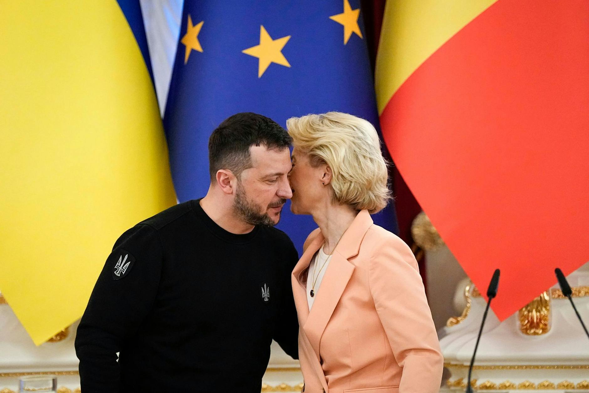 Wolodymyr Selenskyj (l), Präsident der Ukraine, spricht mit Ursula von der Leyen, Präsidentin der Europäischen Kommission, während einer Pressekonferenz im Mariinski-Palast, am 24. Februar 2025.