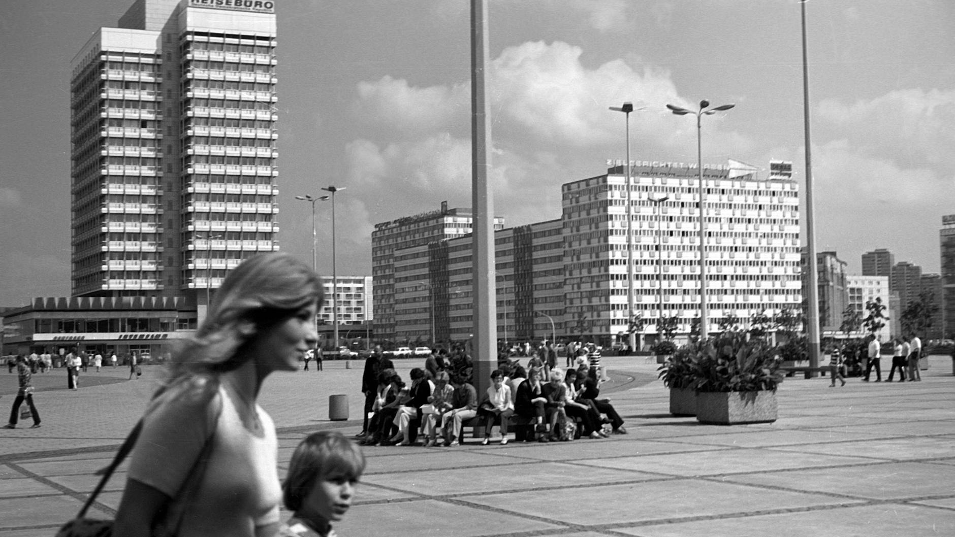 Eine junge Mutter mit ihrem Kind auf dem Alexanderplatz im Ostberliner Bezirk Mitte.