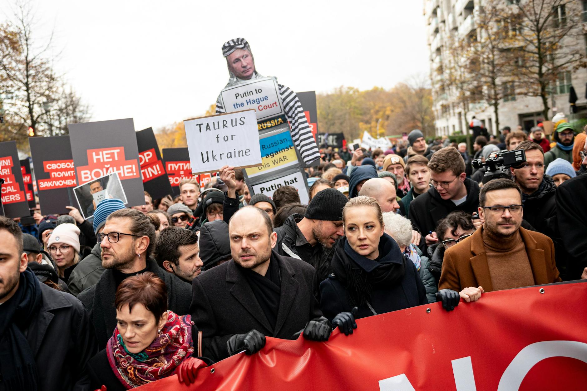 Jaschin, Nawalnaja und Kara-Mursa (von rechts nach lnks) bei einer früheren Demo in Berlin.