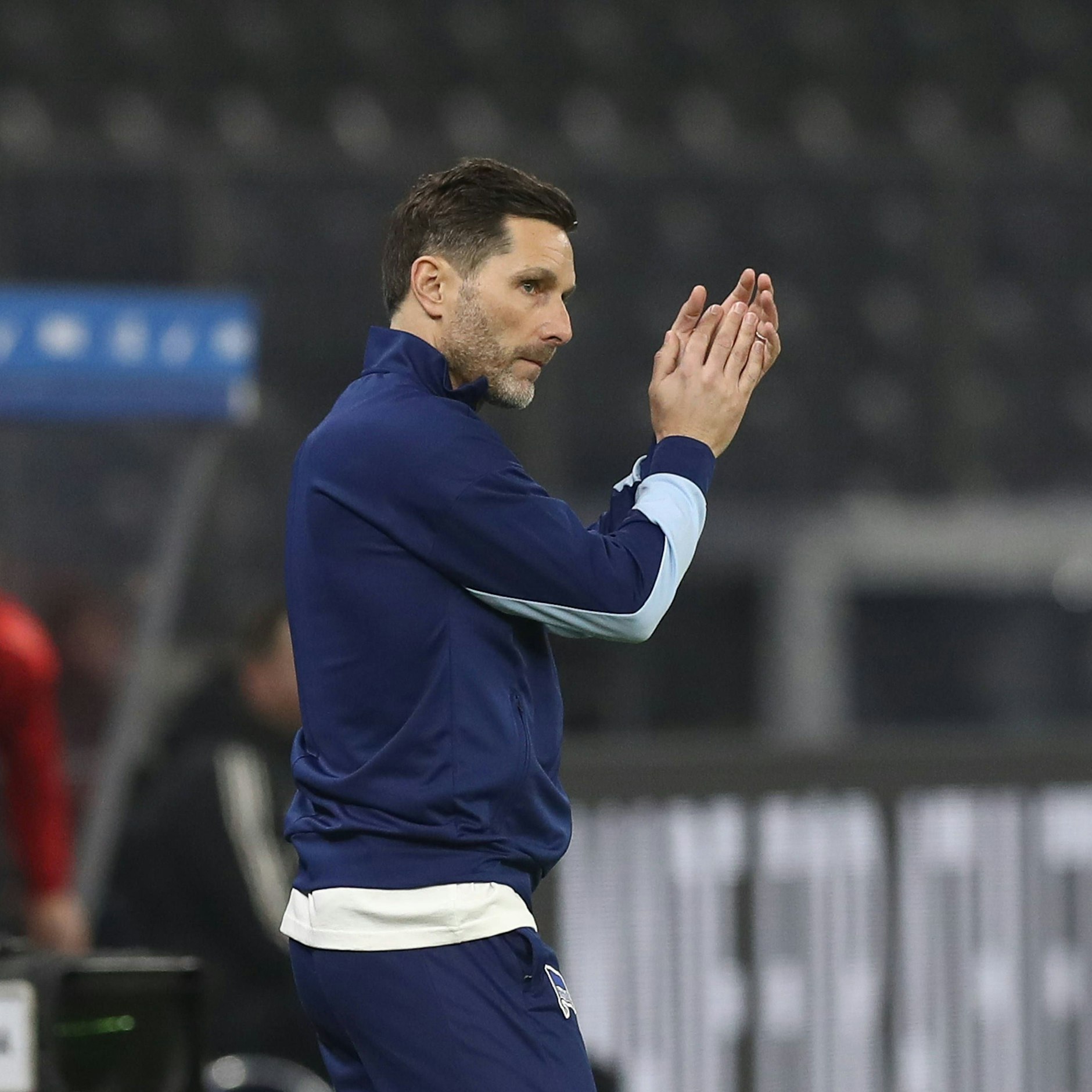 Kann Stefan Leitl am Sonntag seinen ersten Hertha-Sieg in Elversberg beklatschen?