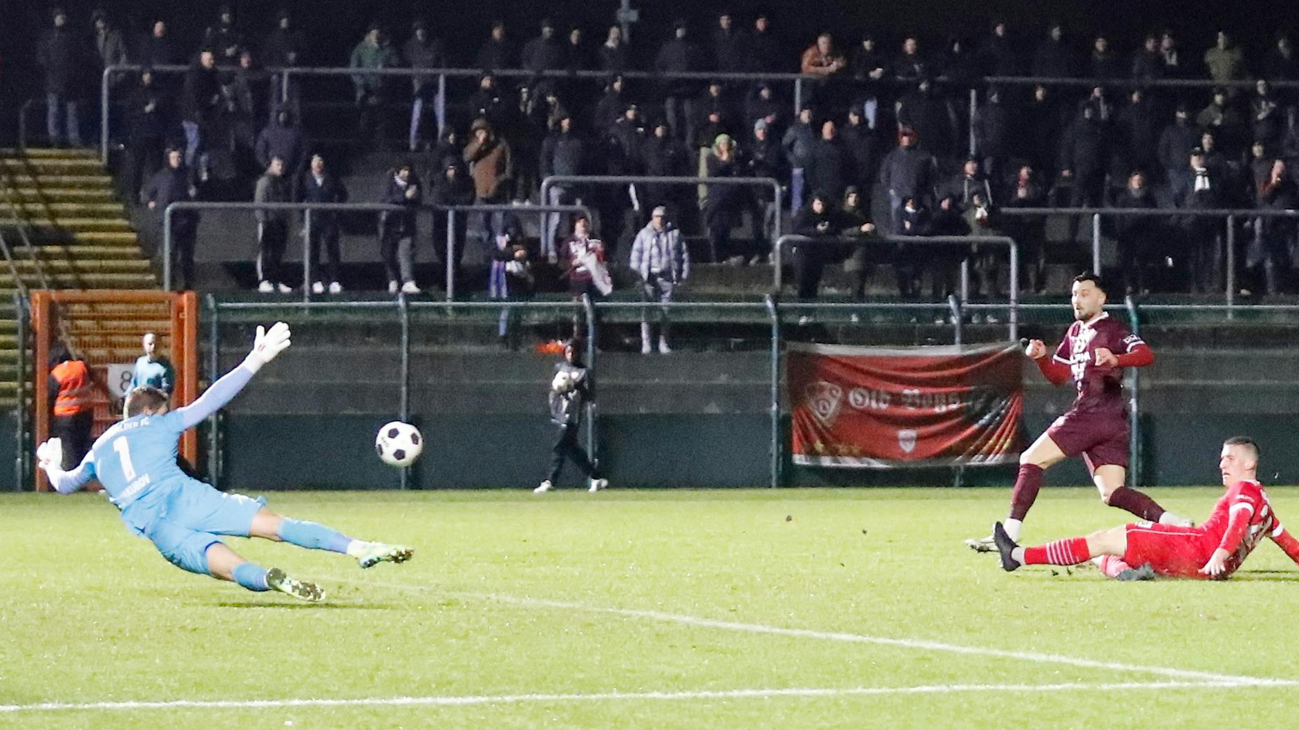 Da ist die BFC-Welt noch in Ordnung: Rufat Dadashov erzielt das 1:0 gegen den Greifswalder FC, Torwart Jakub Jakubov (l.) ist machtlos.
