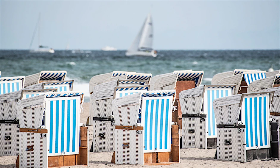 Strandkörbe am Ostseestrand von Warnemünde.