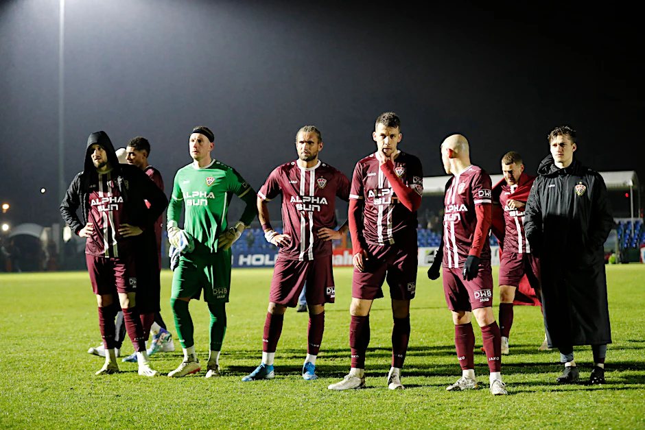 Nass gemacht nicht nur vom Dauerregen: So richtig weiß nach dem Abpfiff beim BFC Dynamo keiner, warum das Spiele gegen Greifswald 1:4 endet.