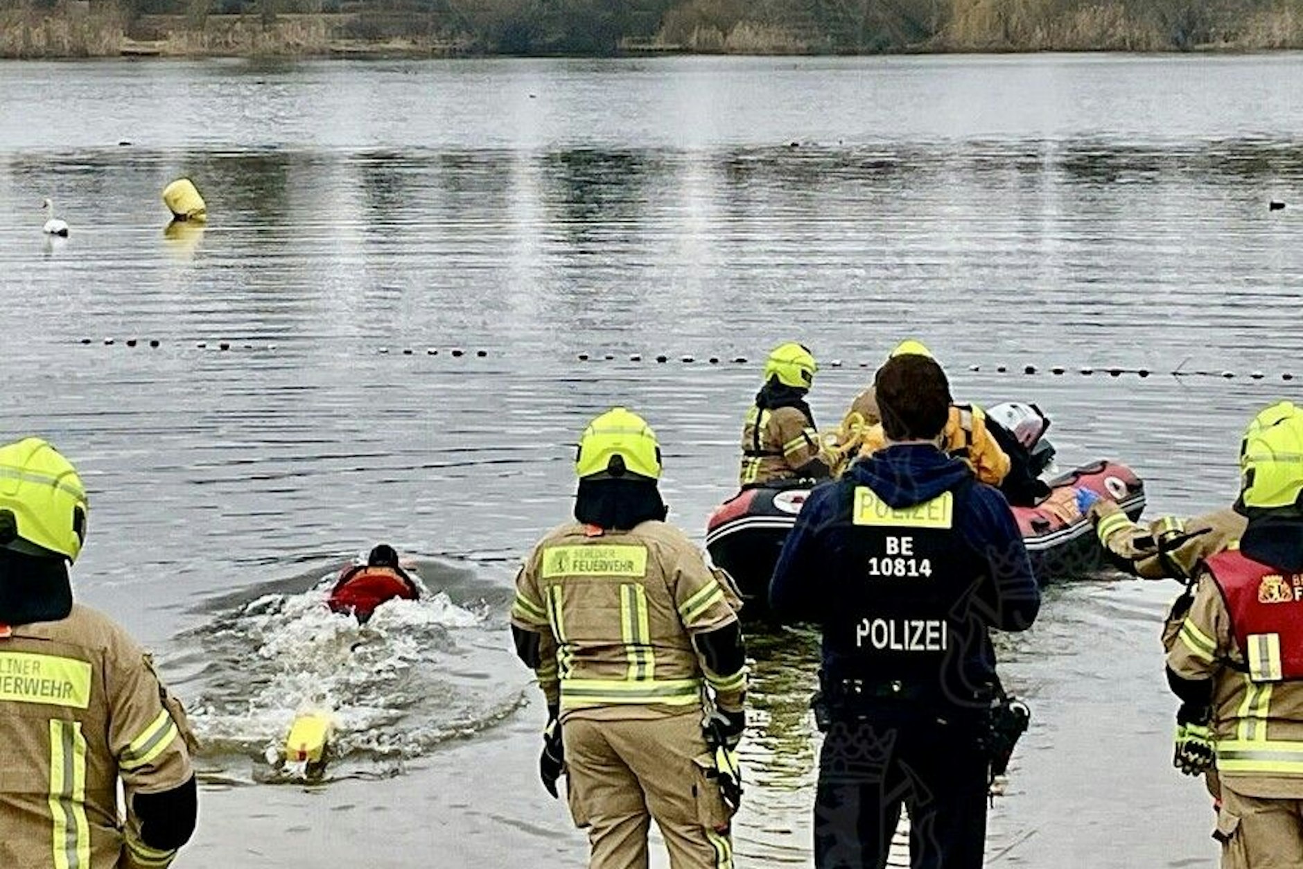 Die Feuerwehr bei der Rettung im Spektesee.