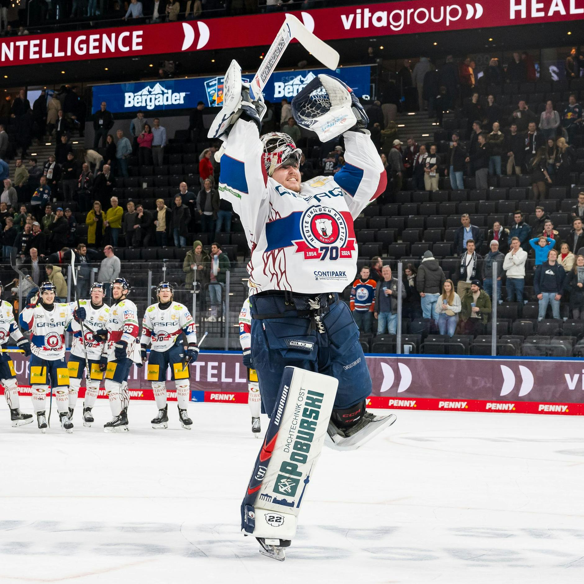 Nach seiner tollen Leistung in München wird Torwart Jonas Stettmer von den mitgereisten Eisbären-Fans noch mal besonders gefeiert.