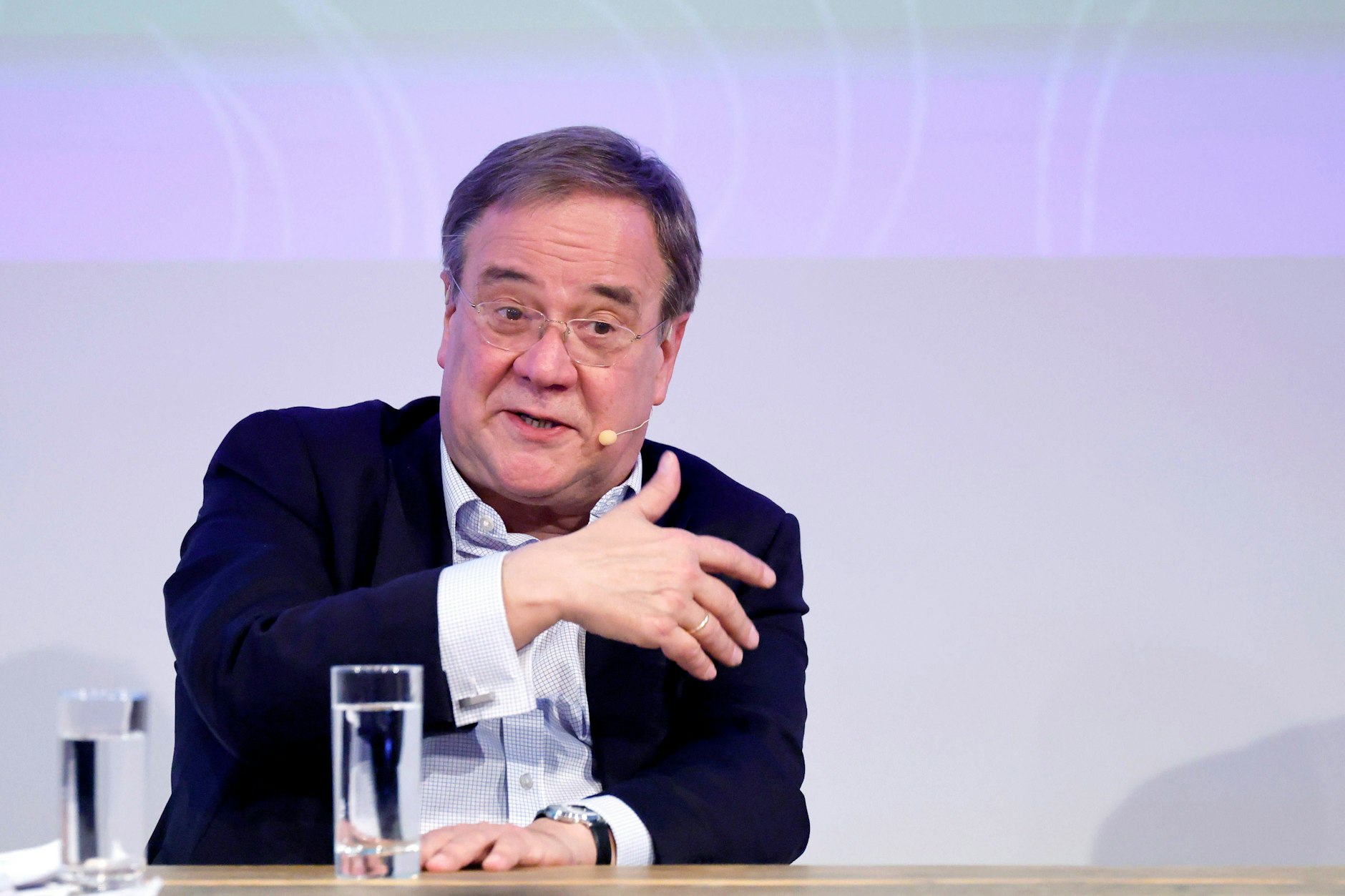 CDU-Politiker Armin Laschet verurteilt das Vorgehen von Trump und Vance gegenüber Selenskyj. Kontroverse Diskussionen im Weißen Haus sollten trotzdem möglich sein.