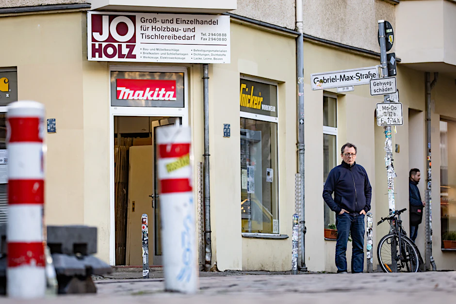 Poller vor einem Laden am Boxhagener Platz.