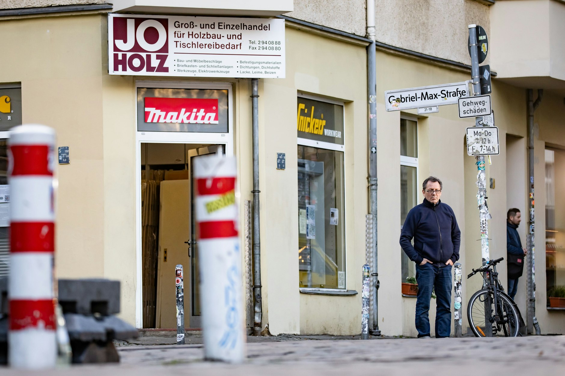 Poller vor einem Laden am Boxhagener Platz.