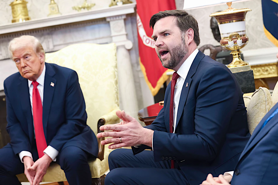 US-Vizepräsident J.D. Vance (r.) spricht mit dem ukrainischen Präsidenten im Beisein von Donald Trump im Oval Office des Weißen Hauses.