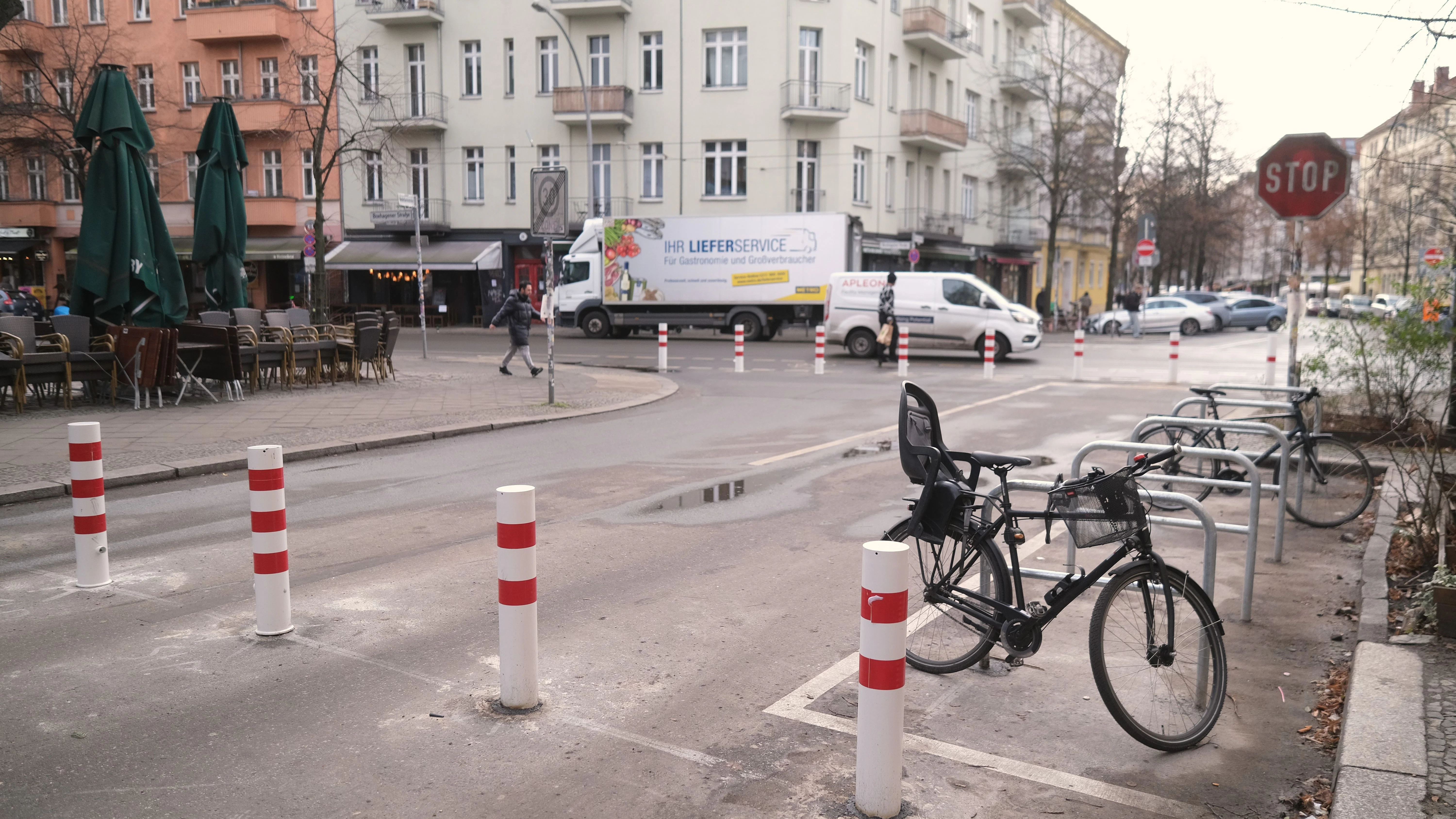Poller und Straßensperrung in Friedrichshain, Boxhagener Straße Ecke Niederbarnimstraße.