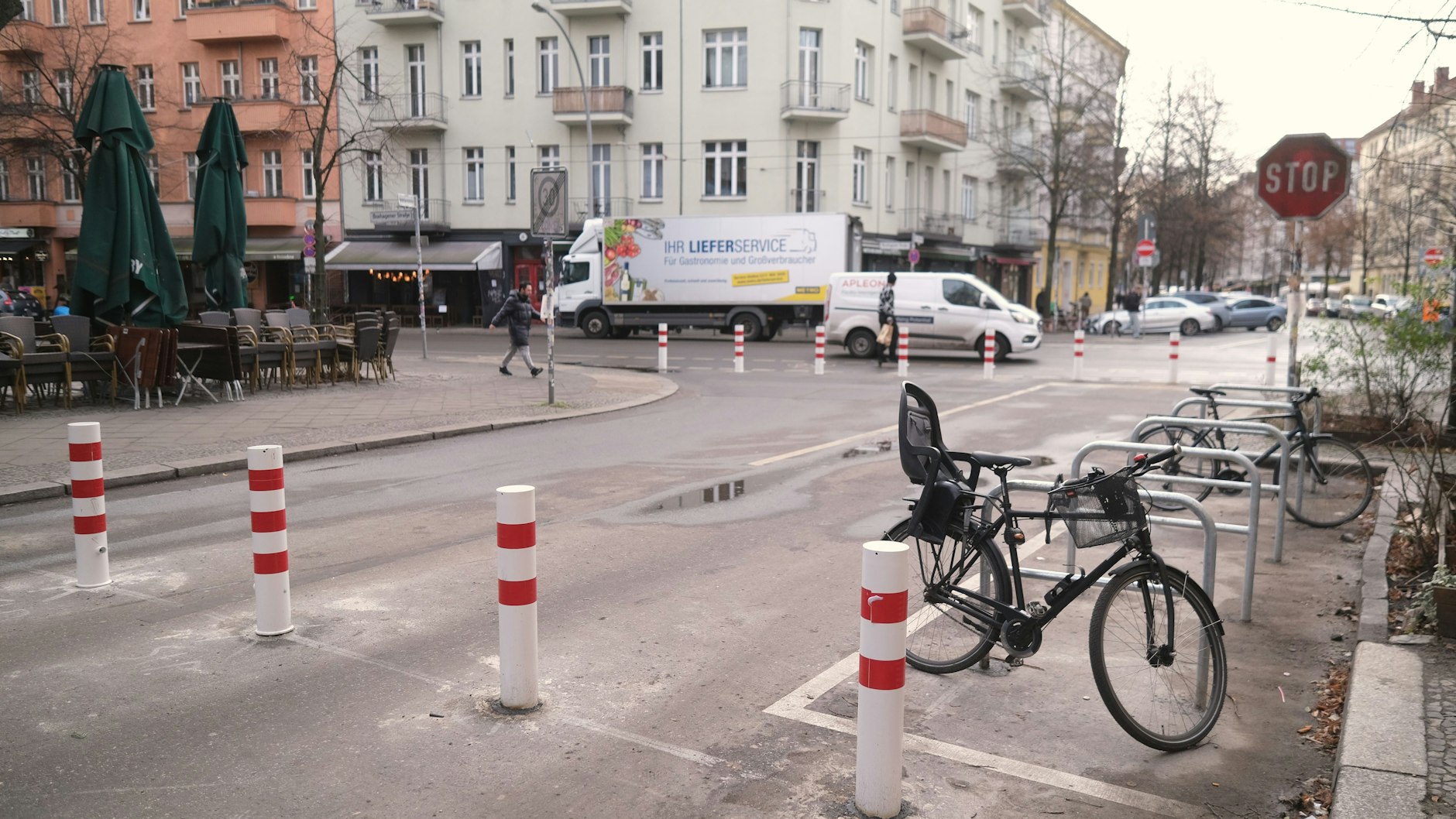 Poller und Straßensperrung in Friedrichshain, Boxhagener Straße Ecke Niederbarnimstraße.