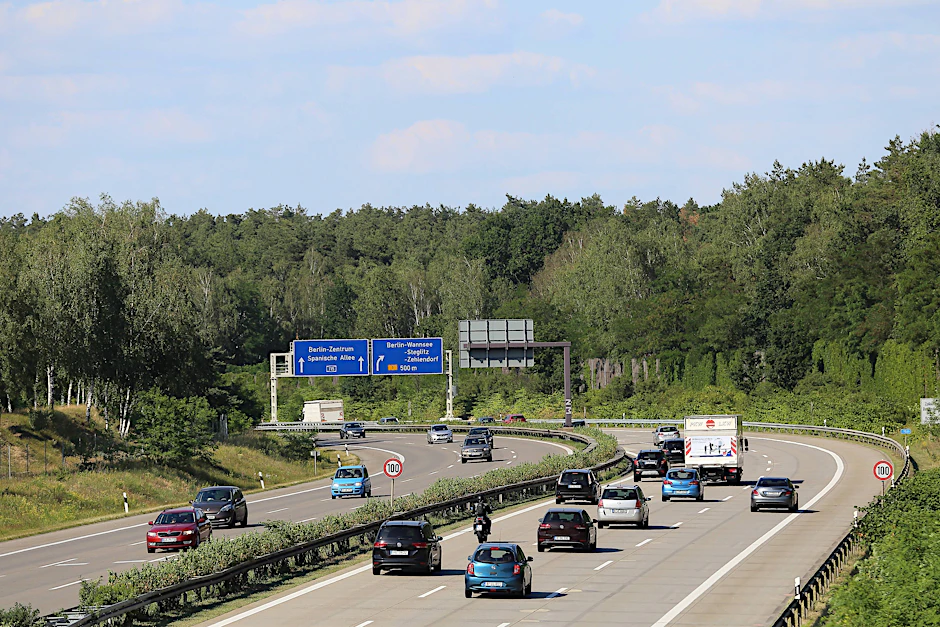 Die A115 zwischen Kleinmachnow und Kreuz Zehlendorf: Auf diesem Abschnitt geht es ab 3. März nur noch auf einem Fahrstreifen Richtung Berlin vorwärts.
