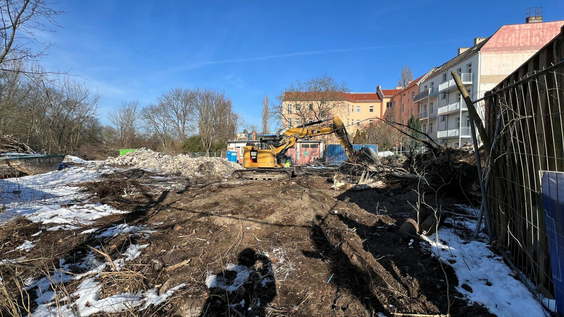Die Abrissarbeiten hinter der "Union-Tanke" haben in Köpenick bereits begonnen.
