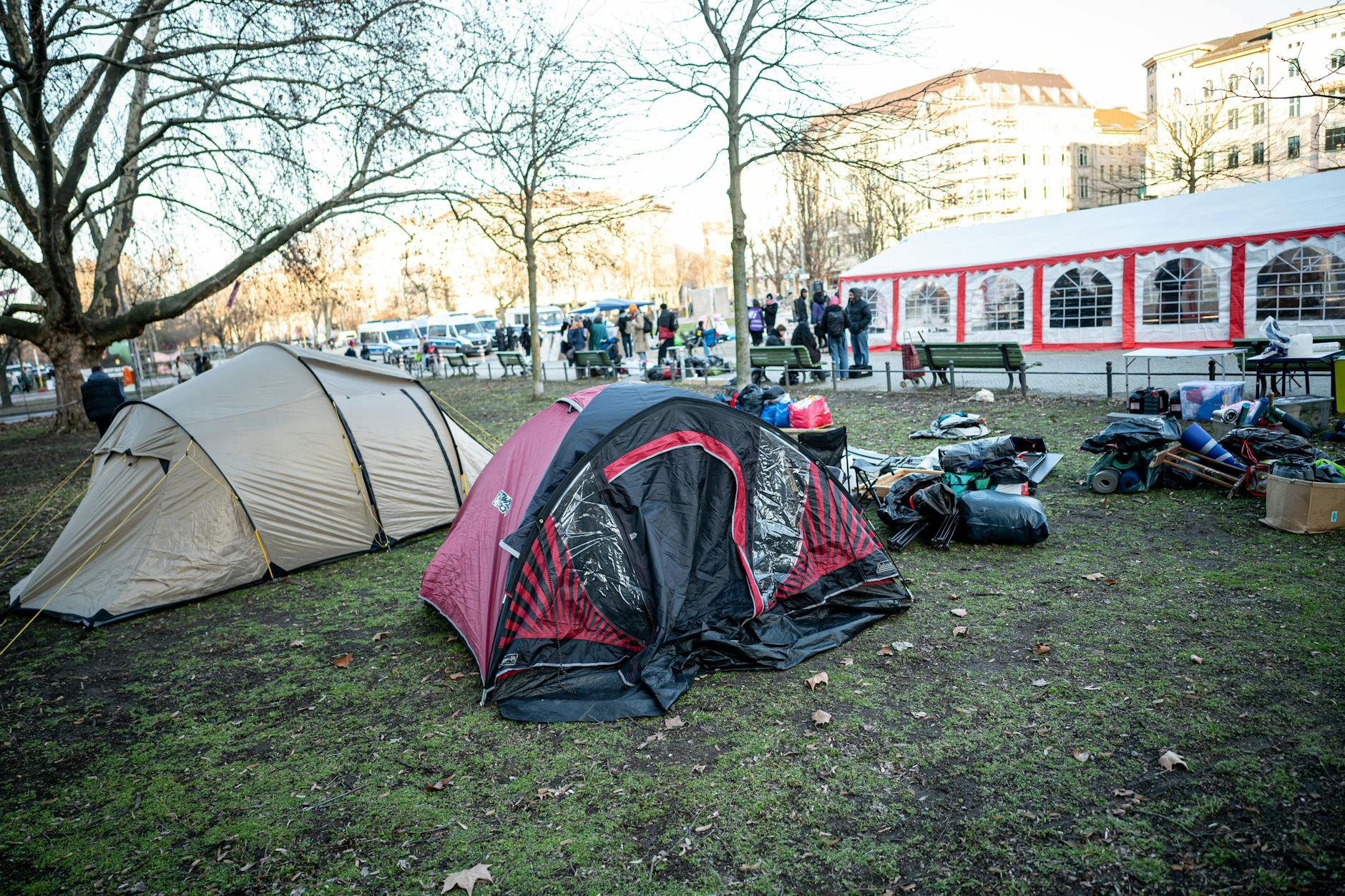 Die ersten Zelte des Asyl-Protestcamps stehen auf dem Oranienplatz: Es ist die Neuauflage einer Aktion von 2012, die damals in einer Dauerbesetzung des Platzes endete und komplett aus dem Ruder lief.