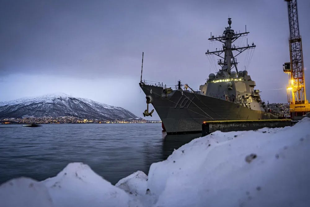 Der Lenkwaffenzerstörer „USS Gridley“ der U.S. Navy im norwegischen Tromso während des Auftankens