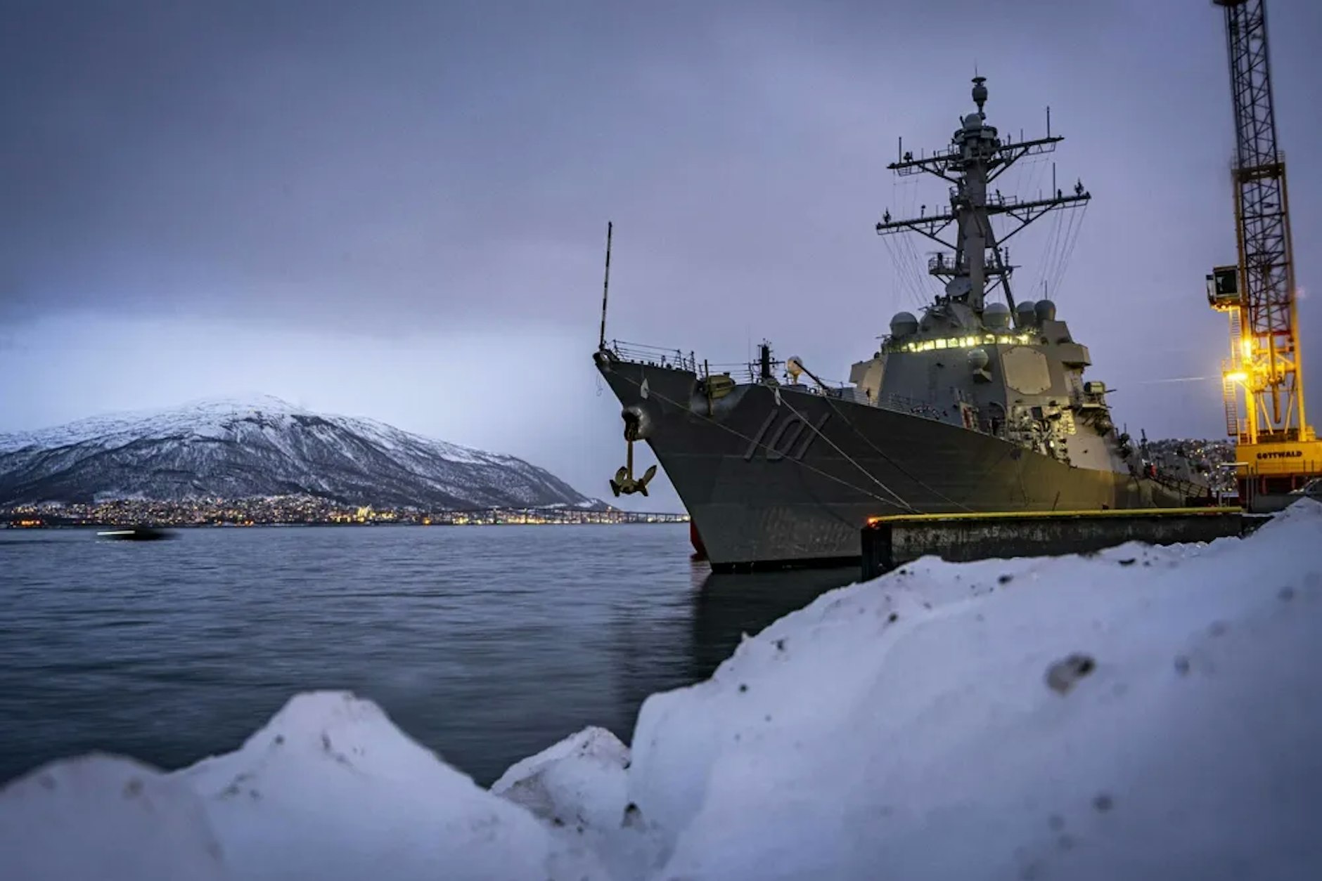 Der Lenkwaffenzerstörer „USS Gridley“ der U.S. Navy im norwegischen Tromso während des Auftankens