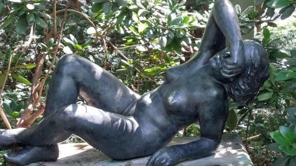 Die „Liegende“&nbsp;als sie noch auf dem Grabsockel für den Künstler Heinrich Drake lag.