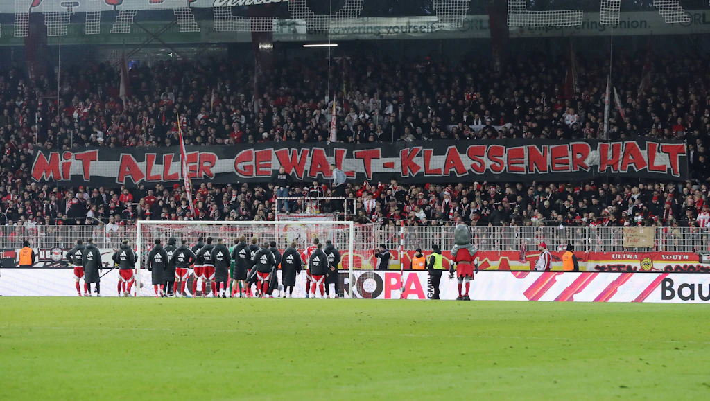 „Aufwachen!“ – Fans blasen den Profis des 1. FC Union den Marsch!