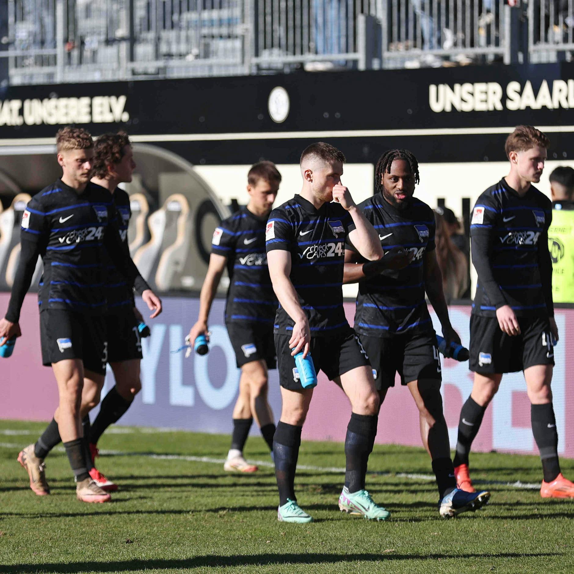 Herthas Profis nach der 0:4-Klatsche in Elversberg. Wissen Sie schon, dass sie im Abstiegskampf stecken?