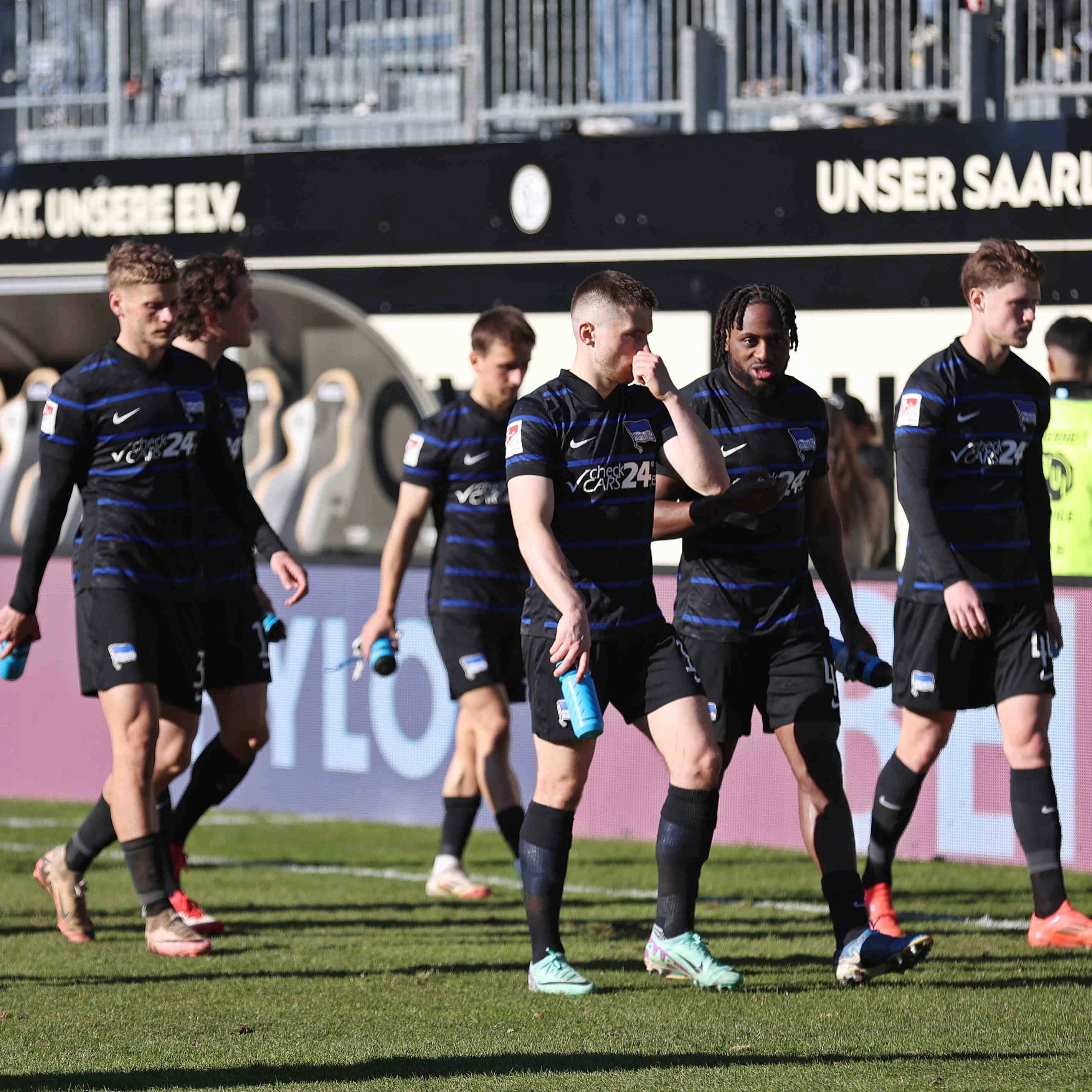Herthas Profis nach der 0:4-Klatsche in Elversberg. Wissen Sie schon, dass sie im Abstiegskampf stecken?